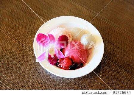 Blackcurrant and peach ice sorbet with lychee and berry fruit 91726674