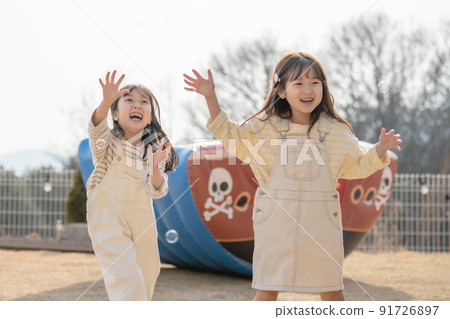 孩子 玩 生活方式 女孩 朋友 妹妹 育兒 孩子 玩 生活方式 女孩 朋友 妹妹 育兒 91726897