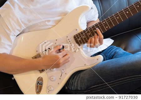 彈白色電吉他的年輕女子 彈白色電吉他的年輕女子 91727030
