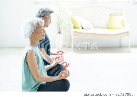 Senior couple meditating (sports, health, health care, exercise, yoga) 91727093