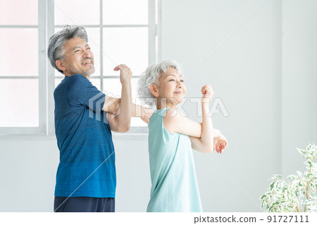 老年夫婦伸展運動（運動、健康、保健、鍛煉） 91727111