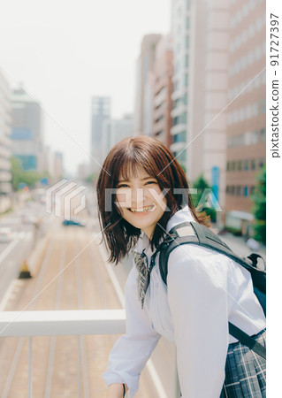 穿制服和城市景觀的女學生 穿制服和城市景觀的女學生 91727397