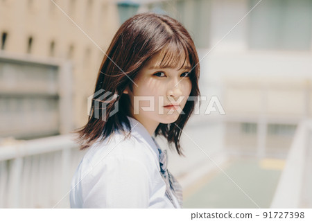 穿制服和城市景觀的女學生 91727398