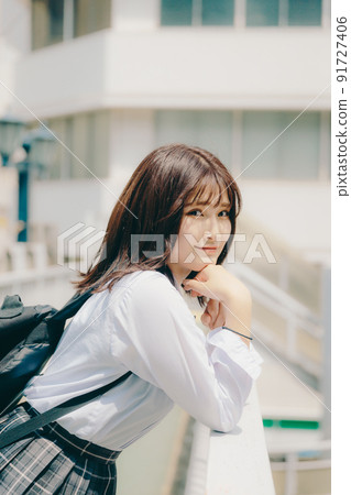 Schoolgirl in uniform and cityscape 91727406