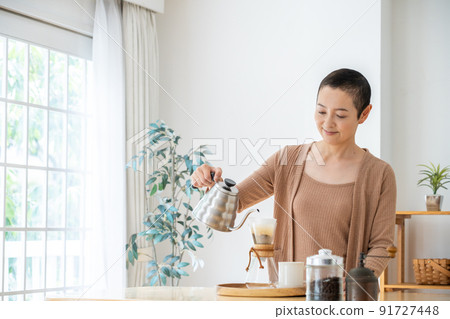 Lifestyle image of middle women 91727448