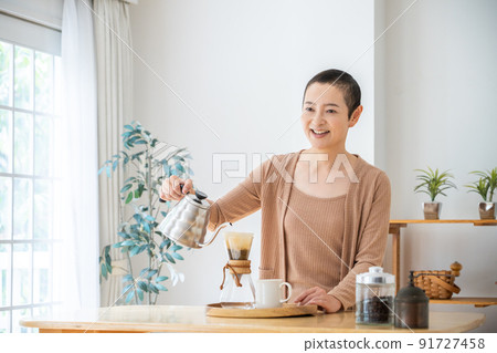 中產女性的生活方式形象 中產女性的生活方式形象 91727458