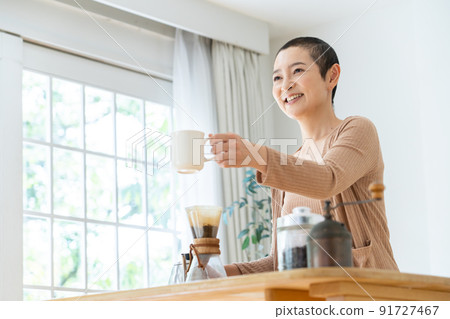 Lifestyle image of middle women 91727467