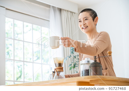 Lifestyle image of middle women 91727468