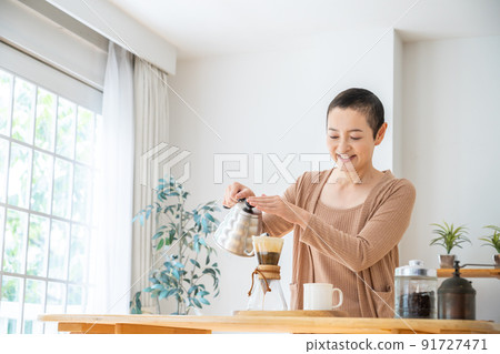 Lifestyle image of middle women 91727471