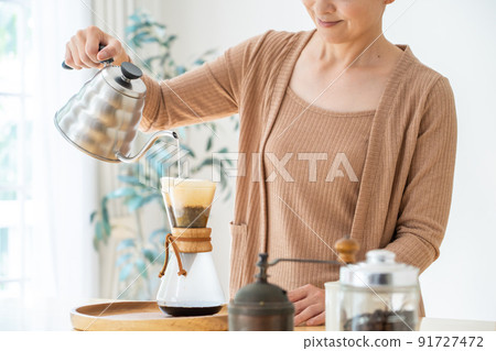 Lifestyle image of middle women 91727472