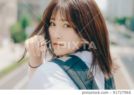 穿制服和城市景觀的女學生 穿制服和城市景觀的女學生 91727968