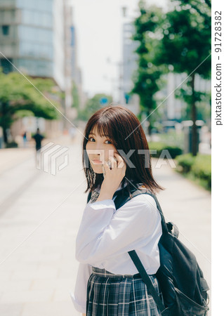 穿制服和城市景觀的女學生 91728382