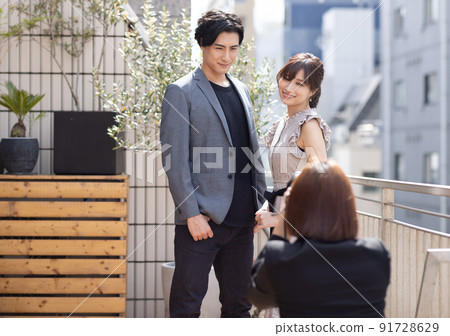 Cameraman shooting outdoors Cameraman shooting outdoors 91728629
