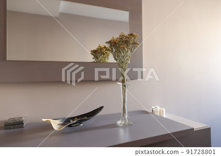 Beautiful bouquet of yellow wildflowers in transparent vase 91728801
