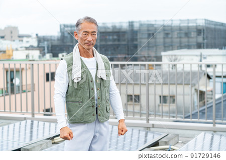 在建築工地工作的中型男工 91729146