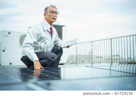 檢查太陽能電池板的商人 91729156