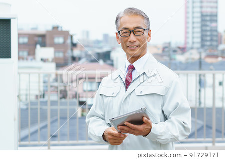 Businessman senior male worker 91729171