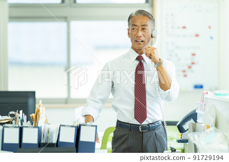 Businessman senior man 91729194