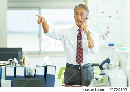 Businessman senior man 91729195