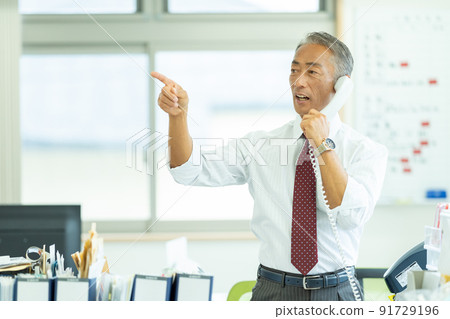 Businessman senior man 91729196