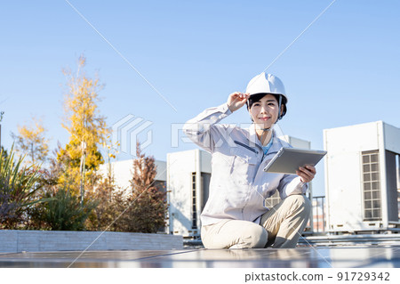 檢查太陽能電池板的女工 91729342