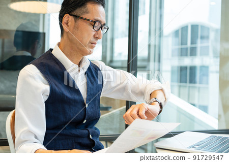 Businessman middle man shooting cooperation: ＋ SHIFT NOGIZAKA 91729547