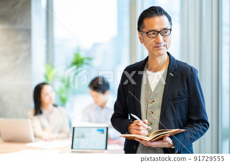 Businessman middle man shooting cooperation: + SHIFT NOGIZAKA Businessman middle man shooting cooperation: + SHIFT NOGIZAKA 91729555