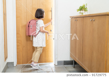 Elementary school entrance girl 91729775