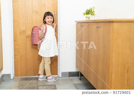 Elementary school entrance girl Elementary school entrance girl 91729801