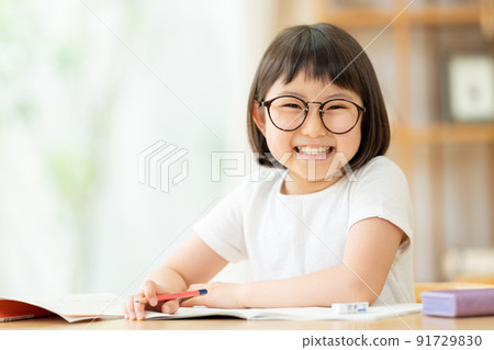 學習在客廳的小學女孩 91729830