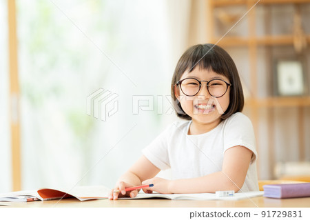 Elementary school girl studying in the living room Elementary school girl studying in the living room 91729831