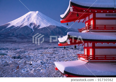 《山梨縣》富士山與雪和五層寶塔，冬天的新倉山淺間公園 91730562