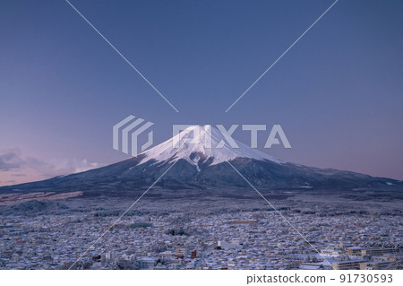 《山梨縣》冬天的雪富士山和新倉山淺間公園 91730593