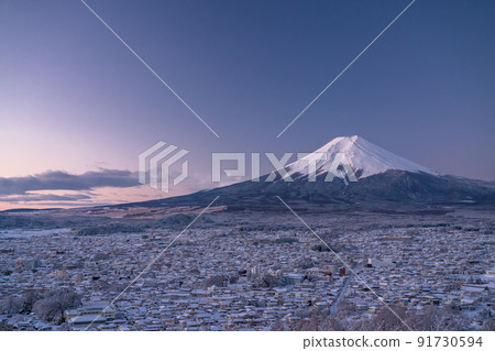 《山梨縣》冬天的雪富士山和新倉山淺間公園 《山梨縣》冬天的雪富士山和新倉山淺間公園 91730594