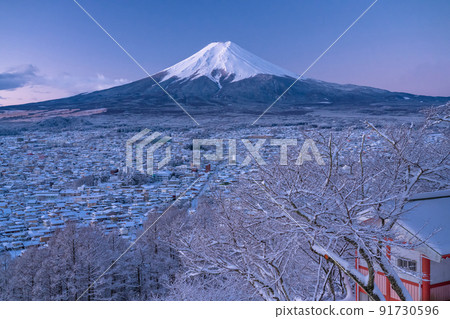 《Yamanashi Prefecture》 Mt. Fuji with snow and Arakurayama Sengen Park in winter 91730596