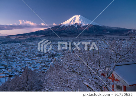 《山梨縣》冬天的雪富士山和新倉山淺間公園 《山梨縣》冬天的雪富士山和新倉山淺間公園 91730625