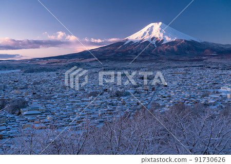 《山梨縣》冬天的雪富士山和新倉山淺間公園 《山梨縣》冬天的雪富士山和新倉山淺間公園 91730626