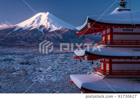 《山梨縣》富士山與雪和五層寶塔,冬天的新倉山淺間公園 《山梨縣》富士山與雪和五層寶塔,冬天的新倉山淺間公園 91730627