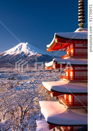 《山梨縣》富士山與雪和五層寶塔，冬天的新倉山淺間公園 91730651