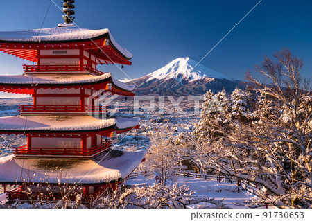 《山梨縣》富士山與雪和五層寶塔，冬天的新倉山淺間公園 91730653