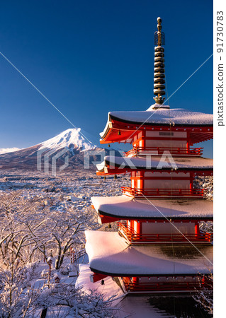《山梨縣》富士山與雪和五層寶塔，冬天的新倉山淺間公園 91730783