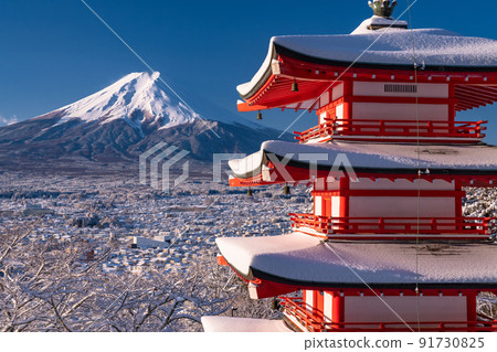《山梨縣》富士山與雪和五層寶塔，冬天的新倉山淺間公園 91730825