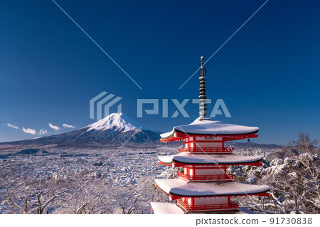 《Yamanashi Prefecture》 Mt. Fuji with snow and five-storied pagoda, Arakurayama Sengen Park in winter 91730838