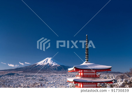《Yamanashi Prefecture》 Mt. Fuji with snow and five-storied pagoda, Arakurayama Sengen Park in winter 91730839