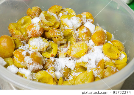 在去籽的李子上撒上糖 91732274