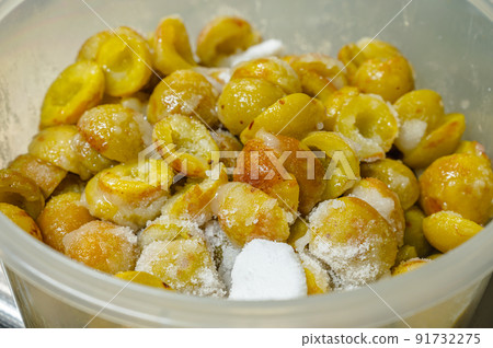 梅子撒上糖 91732275