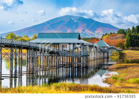 Tsuru no Maihashi and Mt. Iwaki, Tsuruta Town, Aomori Prefecture-Autumn leaves- 91736385
