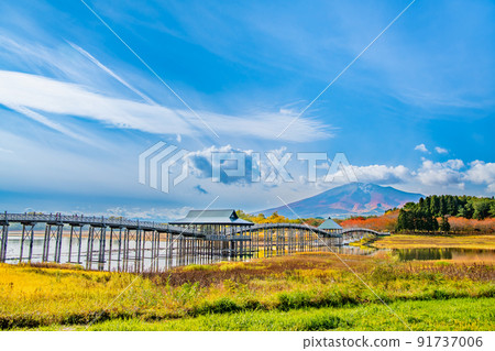 Tsuru no Maihashi and Mt. Iwaki, Tsuruta Town, Aomori Prefecture-Autumn leaves- 91737006