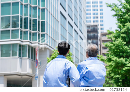 男性工作服、後視圖、父母和孩子 91738134