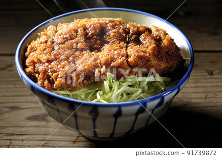 辣醬和碗，肉排在捲心菜絲上纏繞著大量的醬汁 91739872
